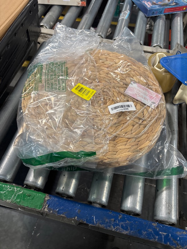 Photo 1 of ****Missing Parts:*****6 Pack, Round Woven Placemats, Natural Water Hyacinth Wicker Place mats, Braided Straw Table Mats, Charger Plates for Dining Table, Fall, Thanksgiving, Christmas (13.8 inch)