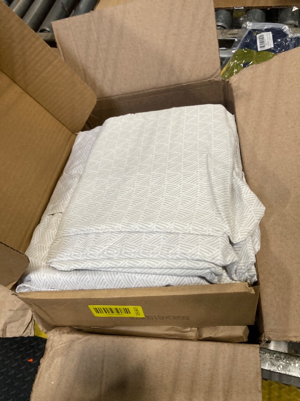 Photo 1 of ***SIMILAR PRODUCT***
Amazon Basics Lightweight Super Soft, Cooling Luxury Microfiber 4 Piece Bed Sheet Set With 14-Inch Deep Pockets, King, Gray Crosshatch, Printed