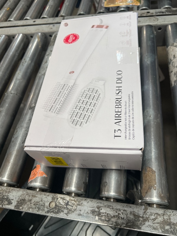 Photo 1 of "T3 AireBrush Duo Interchangeable Hot Air Blow Dry Brush with Two Attachments ? Includes 15 Heat and Speed Combinations, T3 IonFlow Technology, Volume Booster Switch, Lock-in Cool Shot"