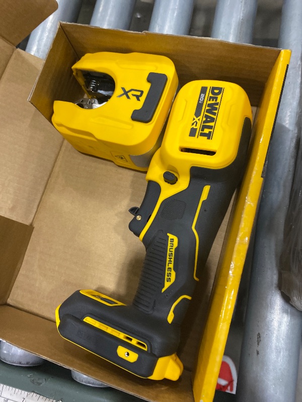 Photo 1 of * FOR PARTS ONLY * DEWALT 20V MAX XR 1-1/4 in. Copper Tubing Cutter (DCE154B)