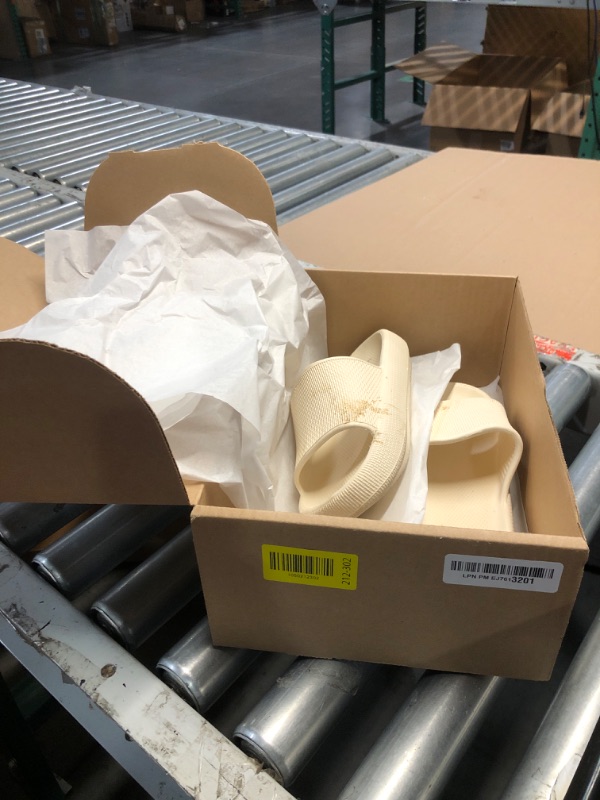 Photo 1 of (dirty major, used)welltree Slides for Women Men Pillow Slippers Non-Slip Bathroom Shower Sandals Soft Thick Sole Indoor and Outdoor Slides,Milk White,7.5-8.5 Women/6-7 Men