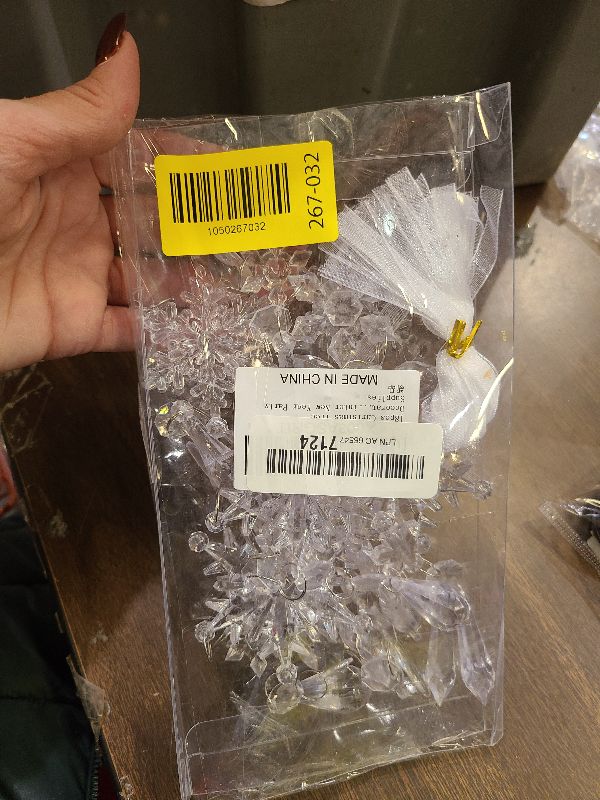 Photo 1 of 18pcs Christmas Tree Decoration Crystal Ornaments - Hanging Acrylic Christmas Snowflake Icicle Drop Crystal Ornaments for Xmas Tree Winter New Year Party Supplies