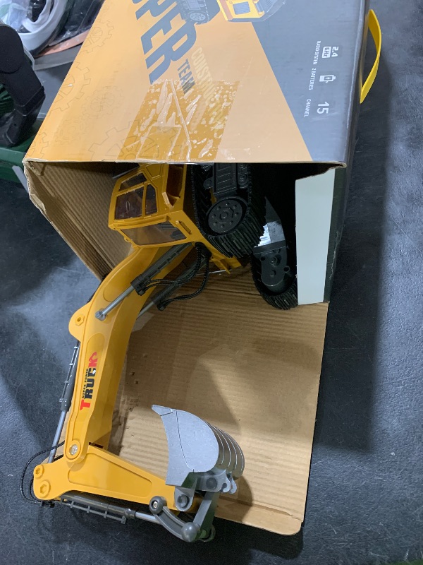 Photo 1 of MISSING CONTROL-----------------21" Large Remote Control Excavator Toy with Metal Bucket & Dozer Blade, 15-Channel RC Excavator Toys for Boys 6+ Kids Adults Construction Vehicles Christmas Birthday Gift, 120+Mins/Spray/Sound/Light