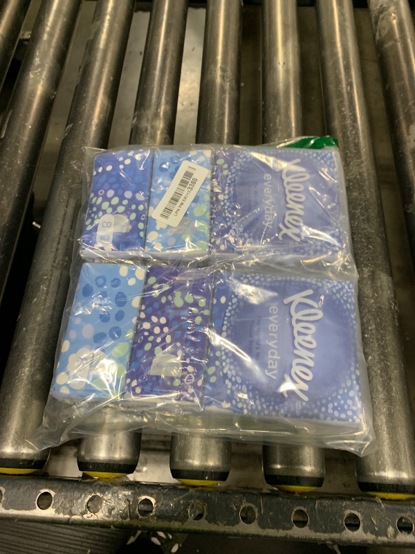Photo 1 of Kleenex 16 Pocket Packs (10 per pack), White, Box