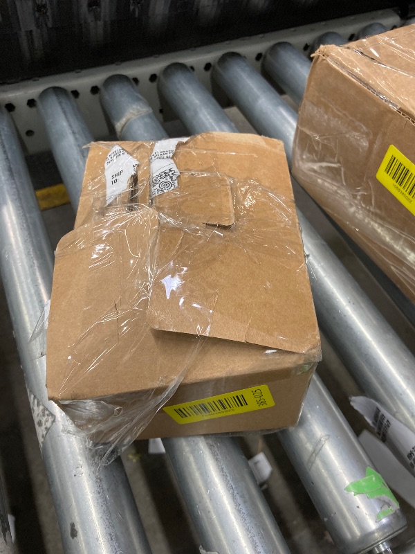 Photo 1 of **It is used, it is missing a part and it is not known if it works 100% because it did not come with the connector.***Amazon Basics Stereo 2.0 Speakers for PC or Laptop, 3.5mm Aux input, USB-Powered, 1 Pair, Black