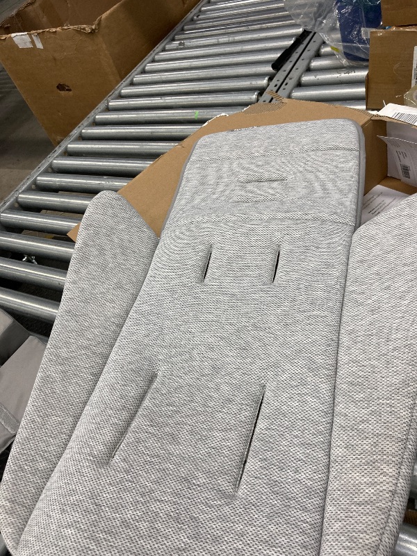 Photo 1 of ***It is used, it is missing a part and it is not known if it works 100% because it did not come with the connector**** Infant Snug Seat / Compatible with Vista and Cruz Strollers / 2 in 1 Newborn to Toddler Comfort Insert