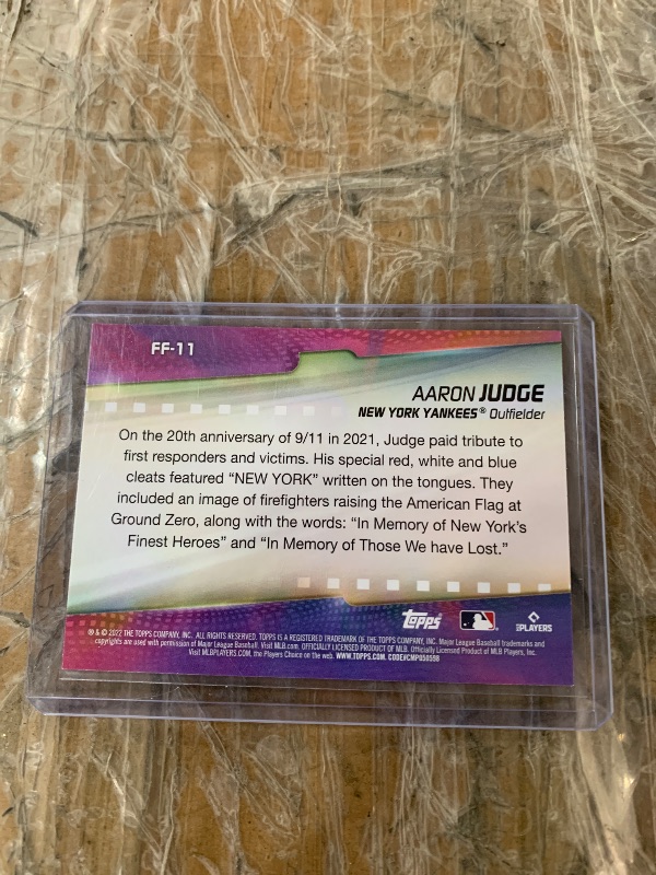 Photo 1 of Aaron Judge [5x7] #FF-11 2022 Topps Flashiest Feet Card