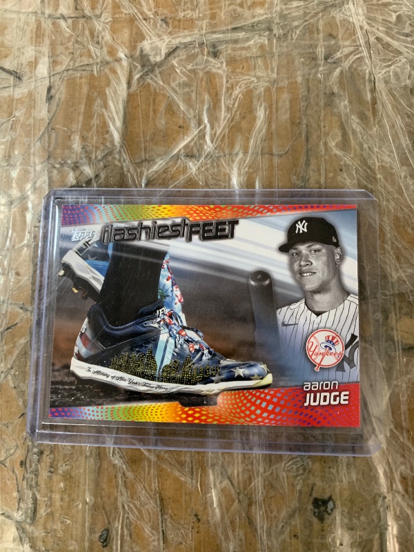 Photo 1 of Aaron Judge [5x7] #FF-11 2022 Topps Flashiest Feet Card