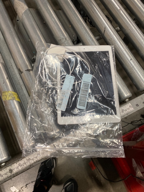 Photo 1 of **SEE NOTES** Restored Apple iPad 6 9.7" Tablet, 2018, 32gb, Wi-Fi Only, Silver (Refurbished) 9.7
