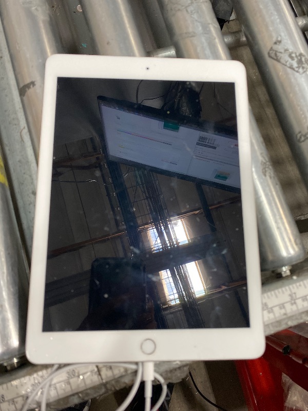 Photo 1 of **SEE NOTES** Restored Apple iPad 6 9.7" Tablet, 2018, 32gb, Wi-Fi Only, Silver (Refurbished) 9.7
