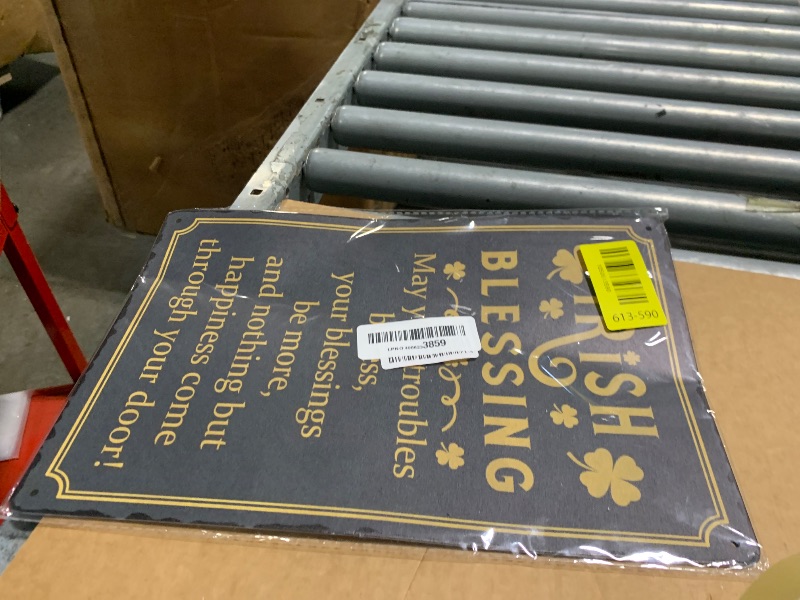 Photo 1 of ** BENT *** Irish Blessing Tin Sign St Patricks Day Metal Signs Decor Green Shamrock Print Poster Wall Art Lucky House Vintage Decorations Hanging Plaque for Home Kitchen Garden Yard Farmhouse 12x8 Inch