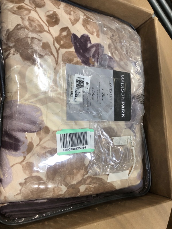Photo 1 of ***SIMILAR***

Madison Park Luna Quilt Modern Classic Design All Season, Breathable Coverlet Lightweight Bedding Set, Matching Shams,3  Decorative Pillow, King/Cal King 