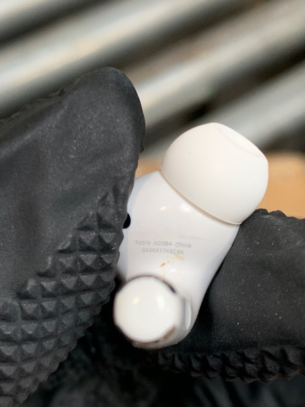 Photo 1 of ** USED** Charger cable missing *** Apple AirPods Pro - 1st Gen