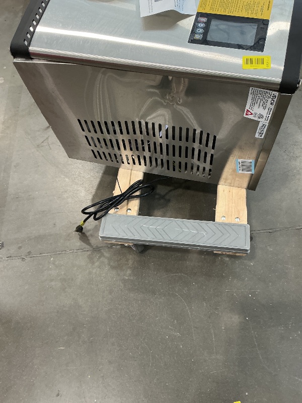Photo 1 of **parts only *** VEVOR Commercial Ice Maker Machine, 800LBS/24H Ice-Making Machine with 300LBS Stainless Steel Storage Bin, Auto Self-Cleaning Ice Maker with Touchscreen for Bar Cafe Restaurant Business Commercial