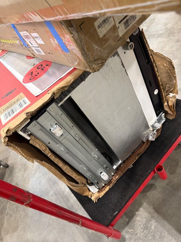 Photo 1 of *UNTESTED*
Frigidaire 7.0 Cu. Ft. Upright Convertible Fridge/Freezer, Reversible Door, Removable Glass Shelves, Adjustable Controls, Platinum Finish BRAND NEW ITEM STILL IN SECURITY STRAPS