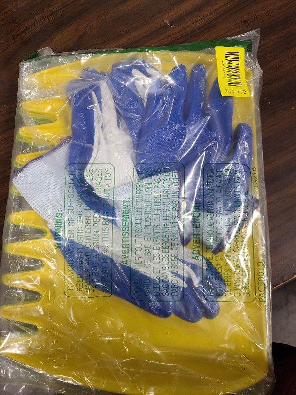 Photo 1 of 2 Sets Leaf Scoops Hand Rakes, Leaf Scoops and Claws with 2 Pairs Gloves, Lightweight Plastic Leaf Scoop, Large Leaf Grabbers for Picking Up Leaves, Clippings, Grass(2 Sets,Yellow+Green)
