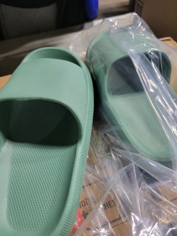 Photo 1 of 
KOUECI Kids Cloud Slides Boys Girls Shower Slippers Slip on Slide Sandals Non-slip Summer Beach Pool Shoes 34-35