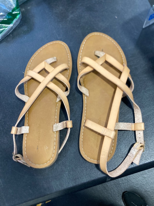 Photo 1 of Amazon Essentials Women's Casual Strappy Sandal
 size 8