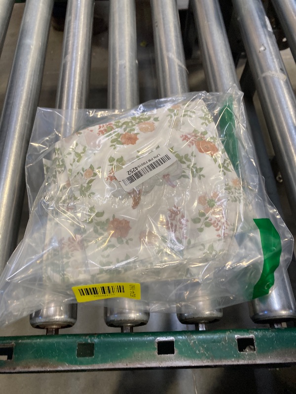 Photo 1 of 100Pcs Fall Paper Napkins Party Supplies Autumn Thanksgiving Disposable Napkins White Pumpkin Flower Napkin Tableware Set for Fall Decor Thanksgiving Party Supplies(6.5 x 6.5 Inch)