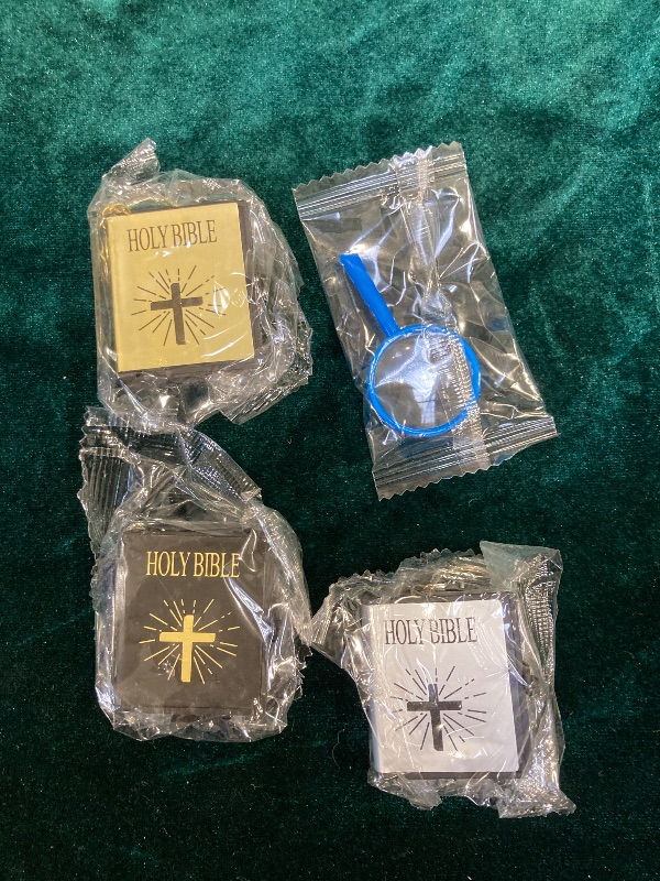 Photo 1 of 3Pcs Black Silver Gold Bible Bible Keychain, Miniature Real Bible Key Chains Keyrings Handbag Pendant Xmas Gift Religious Favors Covers Book Covers and Book Accessories 