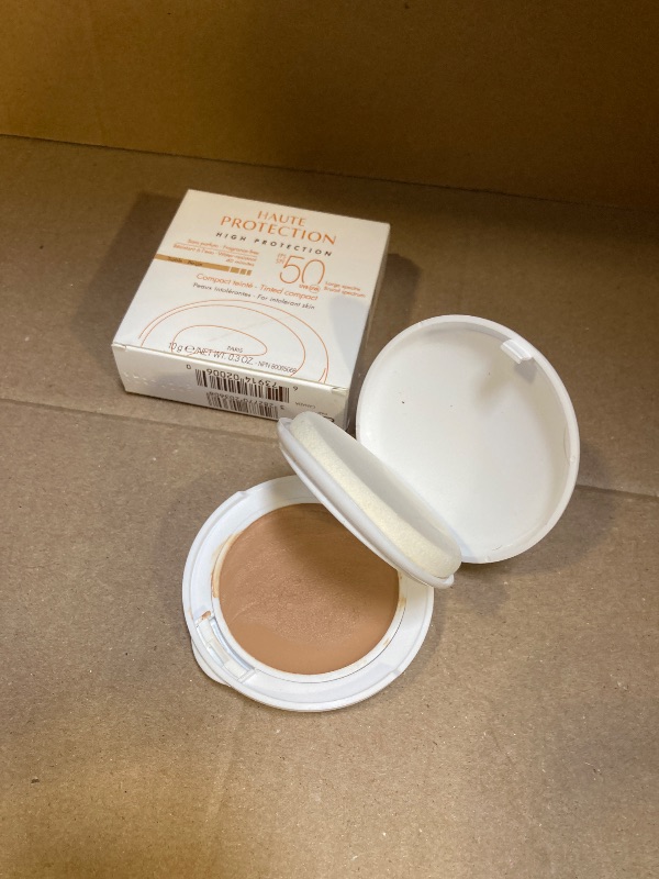 Photo 1 of Avène High Protection Beige Tinted Compact, Broad Spectrum SPF 50+, UVA/UVB Blue Light Protection, Tinted sunscreen, 100% Mineral, Water Resistant, Non-Greasy, Fragrance-Free 0.35 Oz
