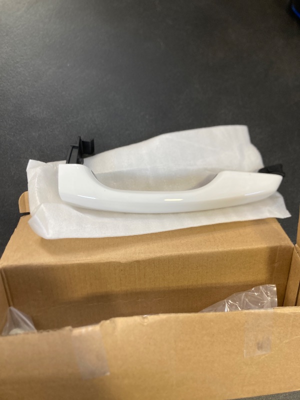 Photo 1 of Exterior Outside Door Handle Front/Rear Right Side Compatible with Hyundai Elantra 2017 2018 2019 2020 Replaces# 82661-F0010 82662-F0020 Door Handle Cover White