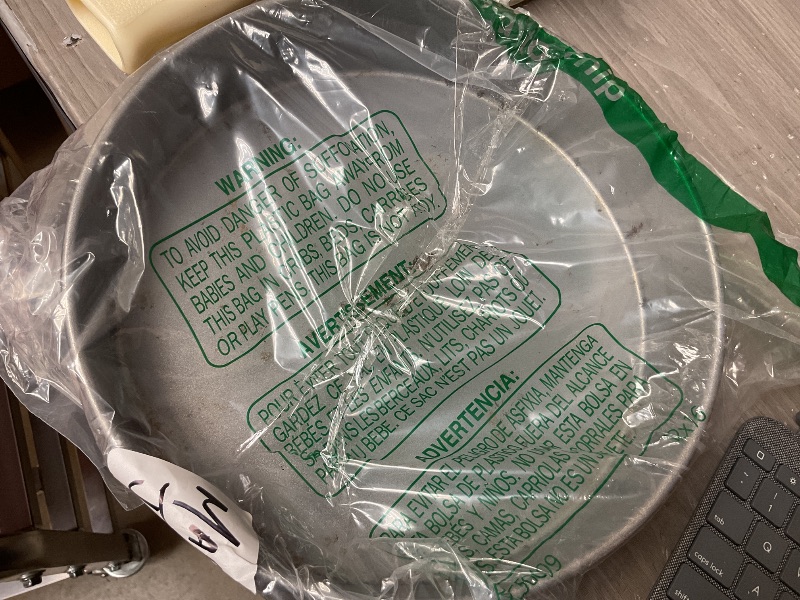 Photo 1 of Calphalon Classic Bakeware 9-Inch Round Nonstick Cake Pan