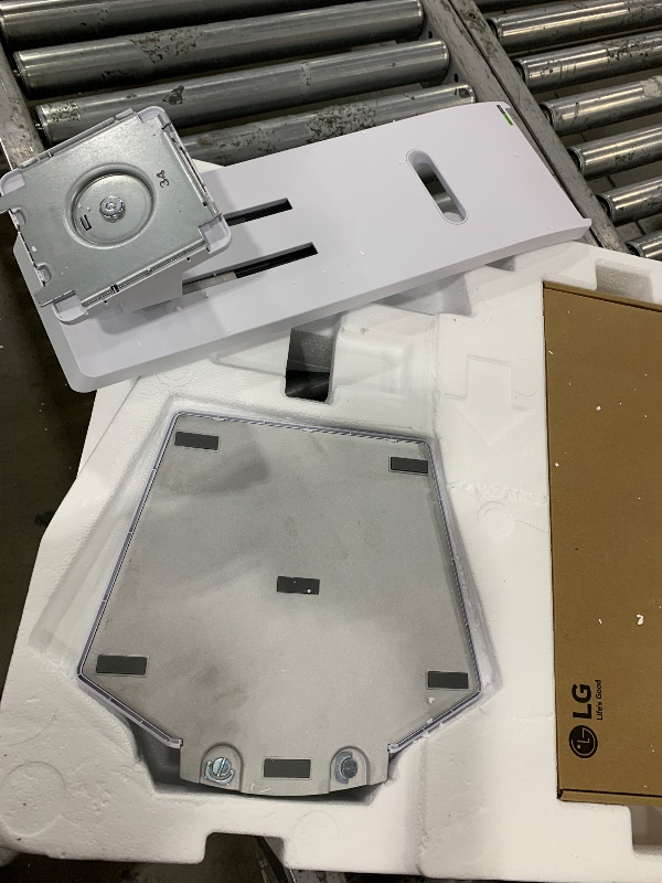 Photo 1 of **see note **LG 34GS95QE 34-inch Ultragear OLED Curved Gaming Monitor WQHD 1440p 800R 240Hz 0.03ms AMD FreeSync Premium Pro NVIDIA G-Sync HDMI 2.1 DisplayPort Tilt/Height/Swivel Stand White