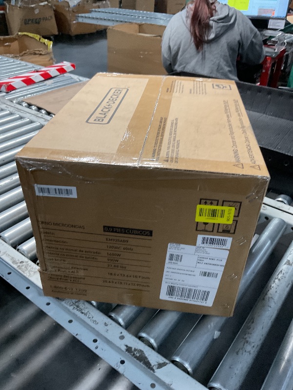 Photo 1 of *** FACTORY SEALED *** BLACK+DECKER Digital Microwave Oven with Turntable Push-Button Door, Child Safety Lock, Stainless Steel, 0.9 Cu Ft