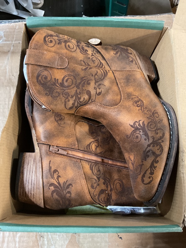 Photo 1 of ***DAMAGED - SEE NOTES/PICTURES***
ROPER Womens Short Stuff Embroidery Snip Toe Casual Boots Ankle Low Heel 1-2" - Brown - Size 10.5 B