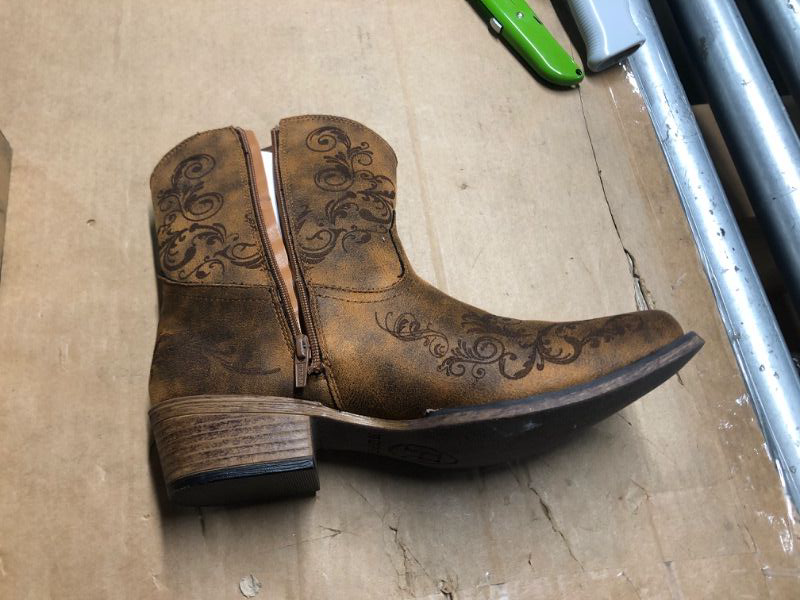 Photo 1 of ***DAMAGED - SEE NOTES/PICTURES***
ROPER Womens Short Stuff Embroidery Snip Toe Casual Boots Ankle Low Heel 1-2" - Brown - Size 10.5 B