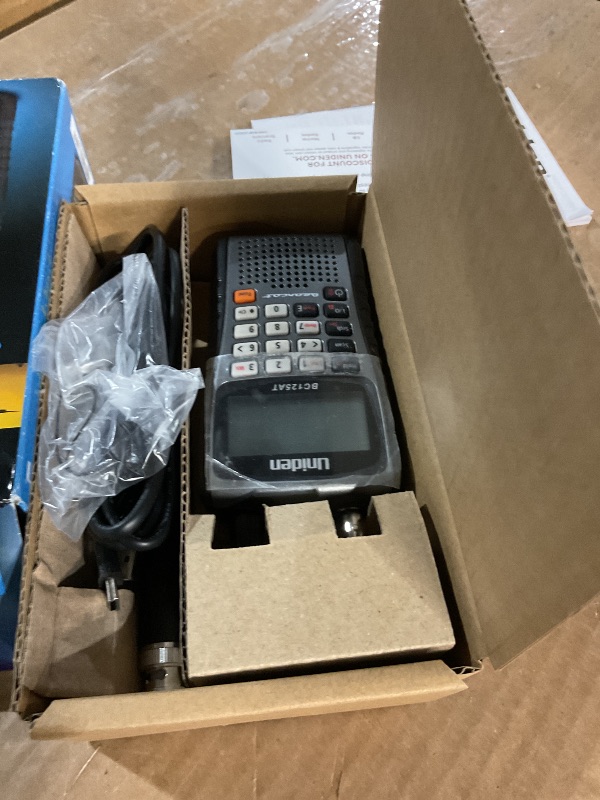 Photo 1 of Uniden Bearcat BC125AT Handheld Scanner, 500-Alpha-Tagged Channels, Close Call Technology, PC Programable, Aviation, Marine, Railroad, NASCAR, Racing, and Non-Digital Police/Fire/Public Safety.