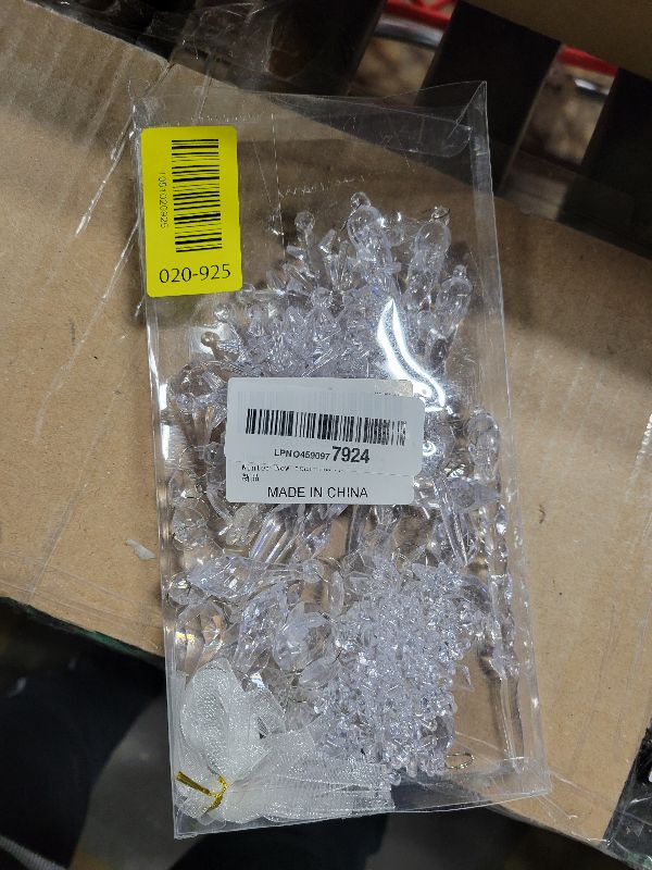 Photo 1 of 18pcs Christmas Tree Decoration Crystal Ornaments - Hanging Acrylic Christmas Snowflake Icicle Drop Crystal Ornaments for Xmas Tree Winter New Year Party Supplies