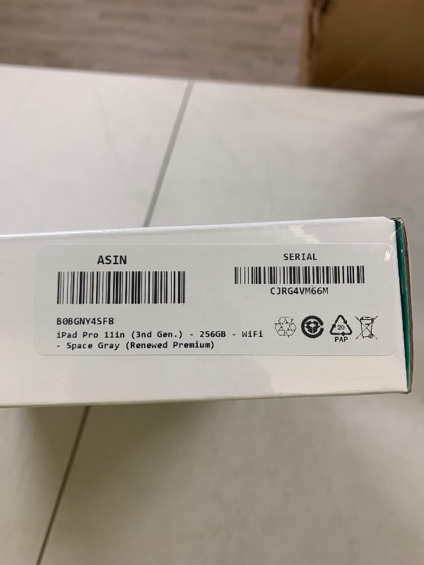 Photo 1 of Apple iPad Pro 11-inch (3nd Gen.) - 256GB - WiFi - Space Gray (Renewed Premium)