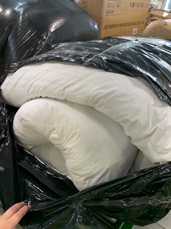 Photo 1 of ****SIMILAR ITEM UNKNOWN SPECIFIC DETAILS*** NTBAY Queen Comforter - Down Alternative Comforter Duvet Insert, All Season Bedding Quilted Comforter with Corner Tabs, Machine Washable, Soft Comforter Only, White