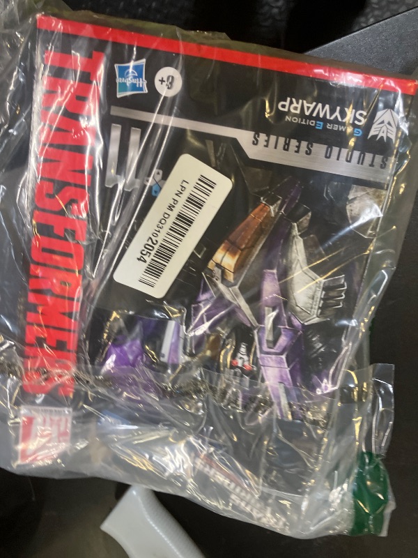 Photo 1 of Transformers Toys Studio Series Voyager Class Transformers: War for Cybertron 11 Gamer Edition Skywarp, 6.5-inch Converting Action Figure, 8+
