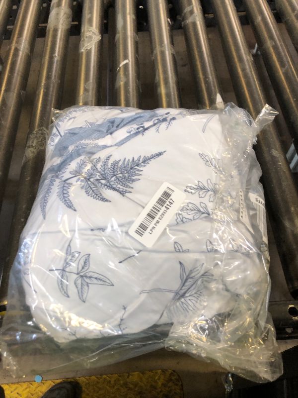 Photo 1 of KimLuxz White Blue Floral Queen Size Duvet Cover, Soft Botanical Flower Leaf Patterned Reversible Quilt Cover Set, 1 Farmhouse Plants Printed Duvet Cover with Zipper and 2 Pillowcases for Women Men
