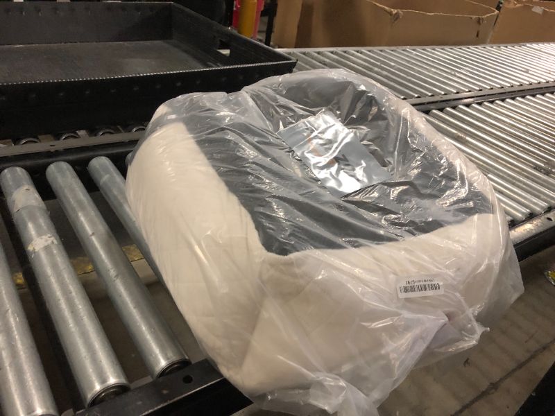 Photo 1 of pet bed white 