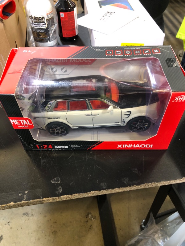 Photo 1 of Toy Car Model Rolls-Royce Cullinan 1/24 White Alloy Collectibles Die-cast Vehicles with Sound and Light