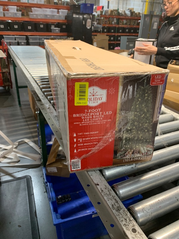 Photo 1 of 7.ft Prelit Christmas Tree, Artificial Christmas Tree with 450 Warm White Lights, 1450 Branch Tips, Metal Stand and Hinged Branches