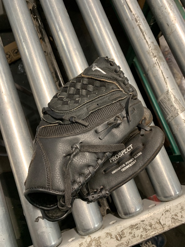 Photo 1 of ***(hEAVILY USED/ MINOR DAMAGE)***Mizuno Prospect Series PowerClose™ GPP1050Y3 10.5" Youth Baseball Glove – Black RIGHT HAND