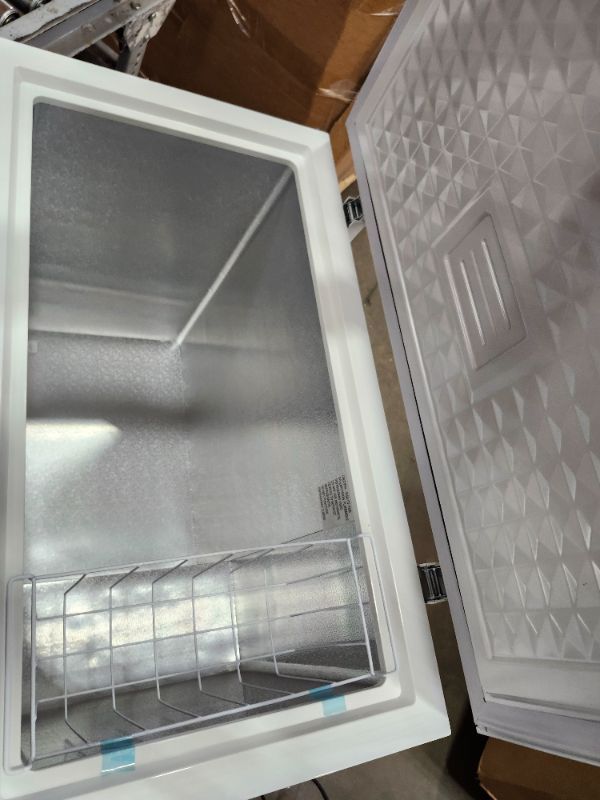 Photo 1 of **********FOR PARTS ONLY- FREEZER LIGHT UP WHEN PLUGGED IN BUT DOES NOT COOL**************
BLACK+DECKER 7.0 Cu. Ft. Chest Freezer, Holds up to 245 Lbs. of Frozen Food with Organizer Basket