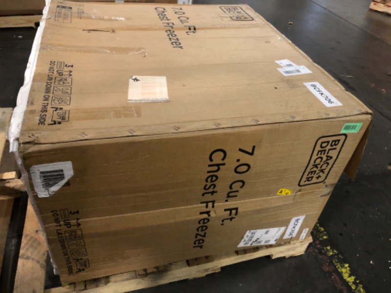 Photo 1 of **********FOR PARTS ONLY- FREEZER LIGHT UP WHEN PLUGGED IN BUT DOES NOT COOL**************
BLACK+DECKER 7.0 Cu. Ft. Chest Freezer, Holds up to 245 Lbs. of Frozen Food with Organizer Basket
