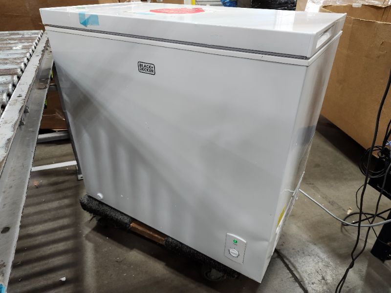 Photo 1 of **********FOR PARTS ONLY- FREEZER LIGHT UP WHEN PLUGGED IN BUT DOES NOT COOL**************
BLACK+DECKER 7.0 Cu. Ft. Chest Freezer, Holds up to 245 Lbs. of Frozen Food with Organizer Basket