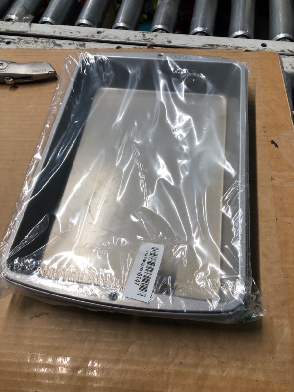 Photo 1 of ** Stained**
Wilton Recipe Right Non-Stick Baking Pan with Lid, 9 x 13-Inch, Steel