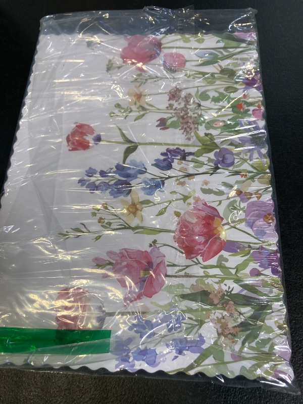 Photo 1 of 100 Pcs Tulip Paper Placemats Bulk 10 x 14 Spring Floral Scalloped Disposable Placemats Decorative Charger Table Mat for Summer Party Wedding Banquet Party Holiday Table Decor