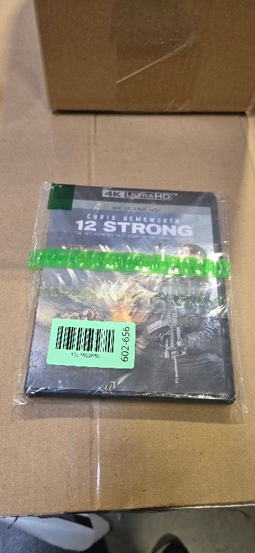 Photo 1 of 12 Strong [4K UHD] [Blu-ray]