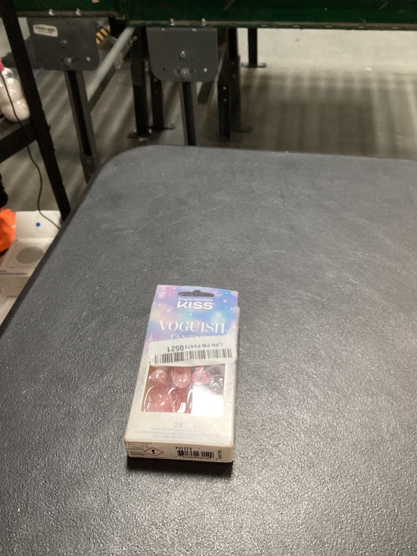 Photo 1 of KISS Voguish Fantasy, Holiday Press on Nails, Happy Mittens, Pink, Short Oval, 28 Count