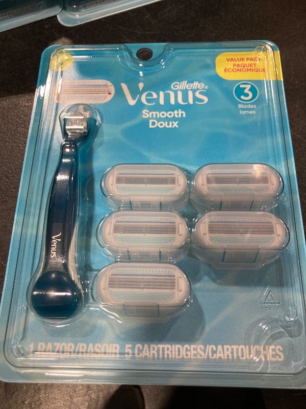 Photo 1 of Venus Smooth 3-Blade Women's Razor with 5 Razor Blade Refills and Shower