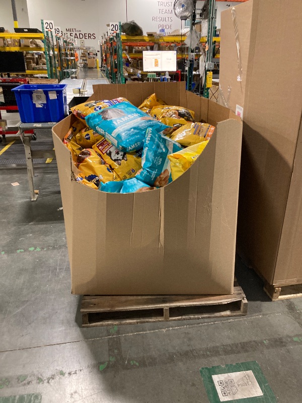 Photo 1 of ********MIXTURE OF DOG & CAT FOOD 

NO RETURNS FINAL SALE